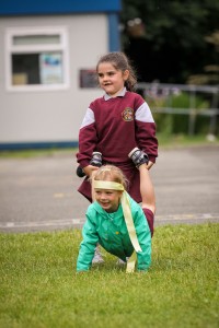 Naíonáin Bheaga réidh don rás bara rotha. Míle buíochas do Phaul Keagan as ucht na griangraif. 