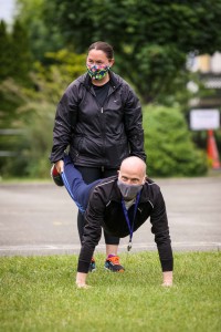 Múinteoir Diarmuid agus Jeanette réidh don rás Bara Rotha!  Míle buíochas do Phaul Keagan as ucht na griangraif.