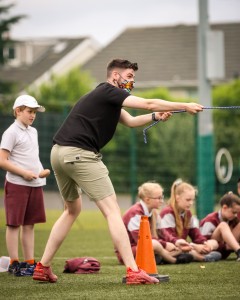 Múinteoir Cian i gcogadh téide le Múinteoir Bríd!  Míle buíochas do Phaul Keagan as ucht na griangraif 