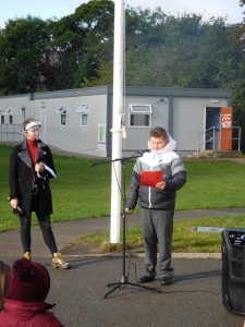 Taylor ó Rang a5 ag léamh dán a chum sé faoi Ghaelscoil na Camóige.