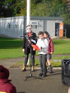 Demetris agus Meadhbh (Coiste Gaeilge R4 Shauna) ag léamh smaointí dúinn chun an Ghaeilge a chur chun cinn. 