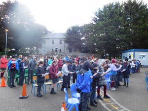 An scoil ar fad ag canadh 'Bí Ann' le chéile!